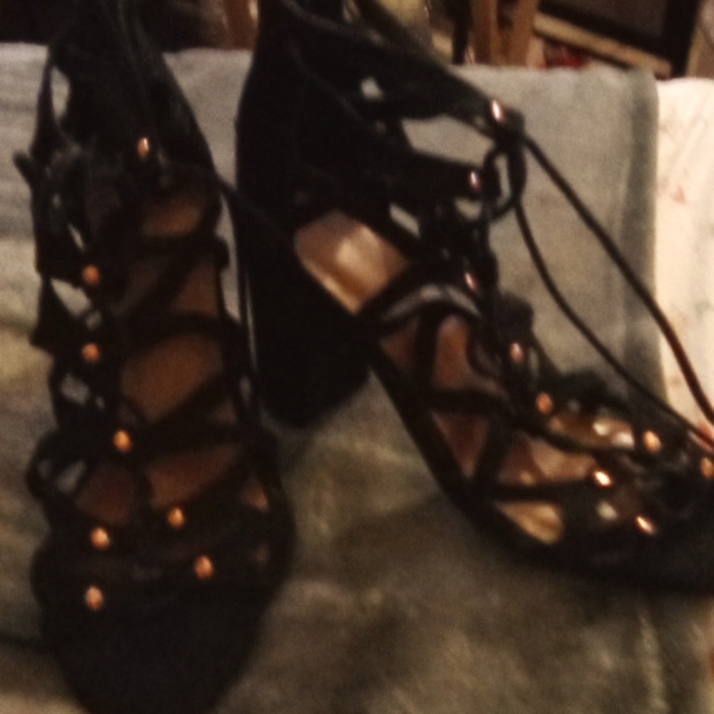 High thick heel shoe/boot size 9 1/2 but fits small indigo black
